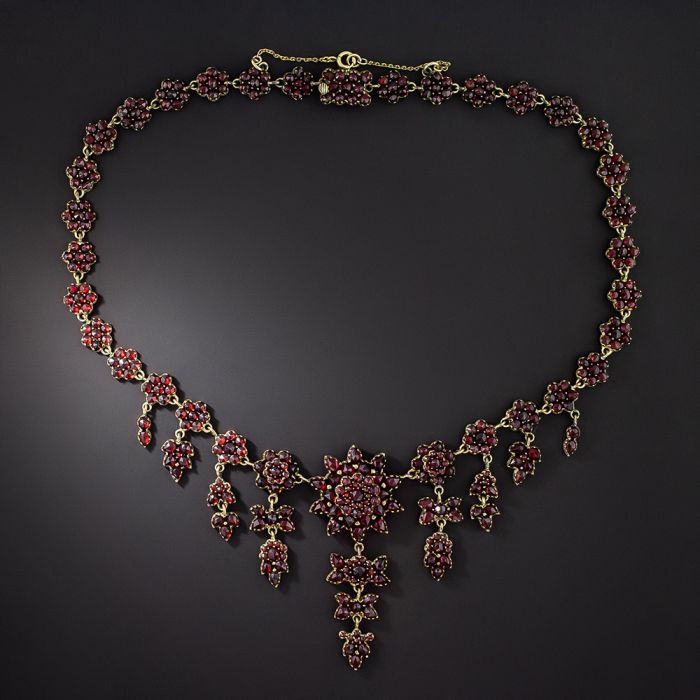 blur tæppe Fare Antique Bohemian Garnet Fringe Necklace