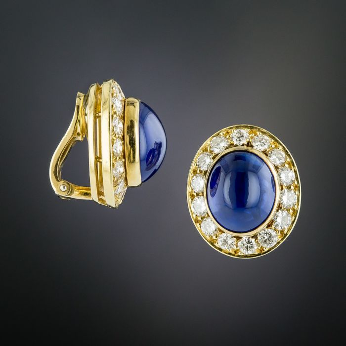 Gold sapphire ring A 9K yellow gold 8 blue sapphire cabachon ring.