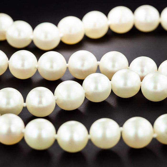 Classic Strand of White Pearls N2328