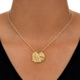 Art Nouveau Femme en Habille Pendant