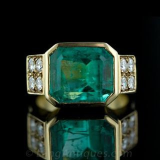 Contemporary Emerald and Diamond Ring Main View 1