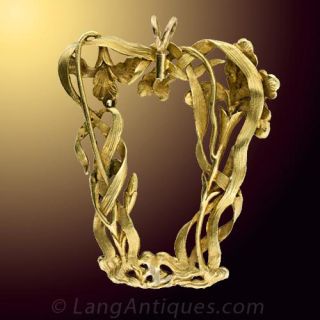 French Art Nouveau Iris Pendant in 18k Gold