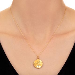 Petite Art Nouveau Femme En Habille Locket