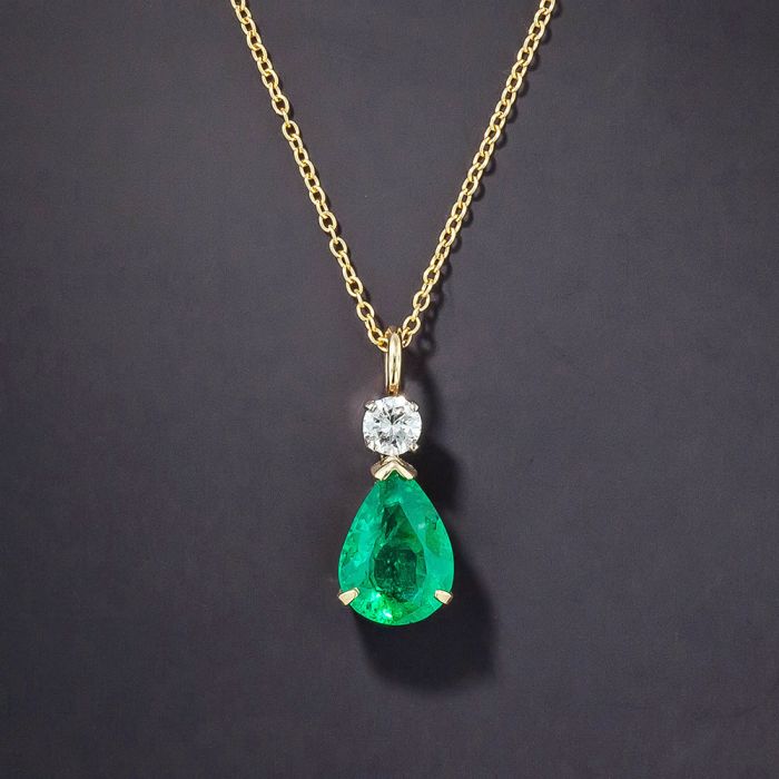 Natural 2 carat pear shaped emerald on sale with case for jewelry making