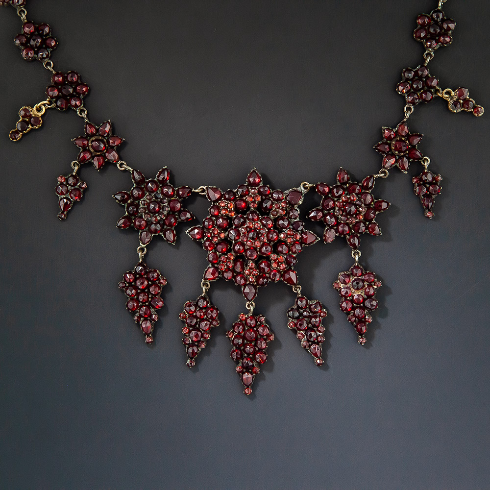 Sold at Auction: Jewellery, GARNET NECKLACE AROUND 1890 WI